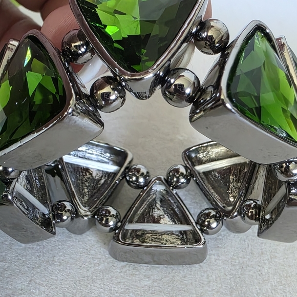 Silver and Emerald Green Triangle Crystal Stone Stretch Bracelet - Picture 7 of 11